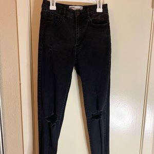 RIPPED KNEE SKINNY JEANS